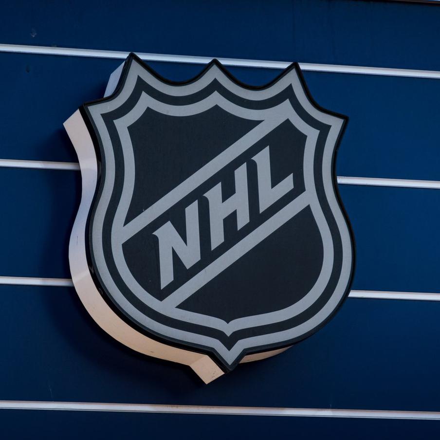 Канадский вратарь и рекордсмен НХЛ Гленн Холл скончался в возрасте 95 лет. На 96-м году жизни скончался легендарный канадский вратарь Гленн Холл. Ему принадлежал рекорд по количеству проведённых подряд матчей среди вратарей в НХЛ