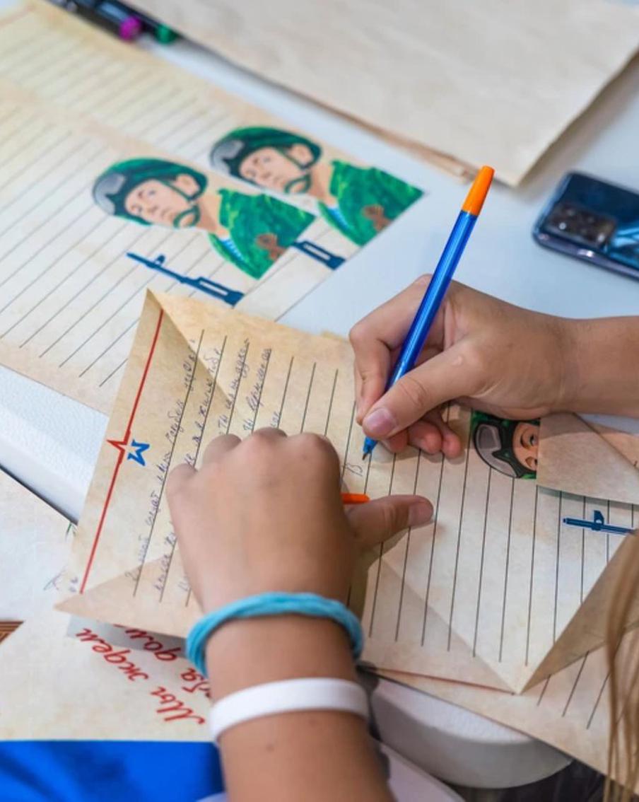 Акция "С наступающим наступающих!": что москвичи пишут участникам СВО