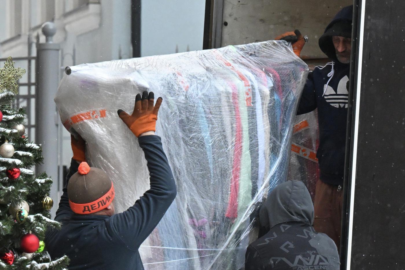 Перевозка вещей певицы Ларисы Долиной из ее бывшей квартиры в Хамовниках после решения суда о выселении.