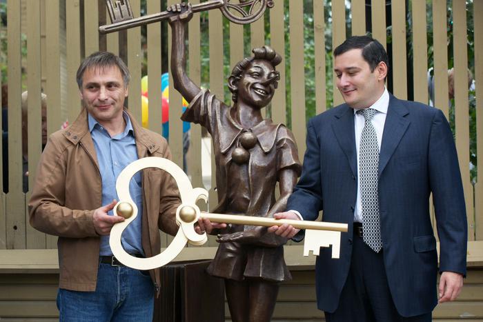 Потереть нос "на удачу": очередь к памятнику Буратино растёт после выхода фильма