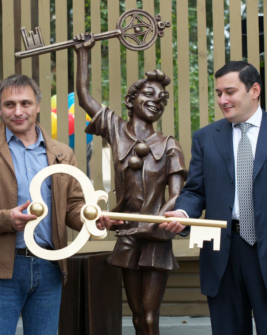 Потереть нос "на удачу": очередь к памятнику Буратино растёт после выхода фильма