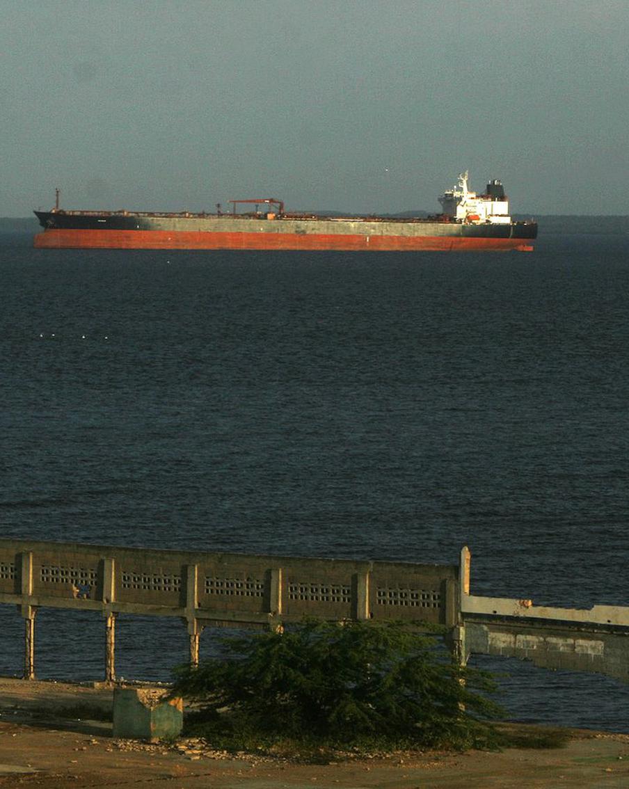 В Чёрном море дроном атакован следовавший в Новороссийск нефтяной танкер. Третий якобы входящий в "теневой флот" России нефтетанкер подвергся атаке беспилотника в Чёрном море. Ранее США сообщали о захвате двух подобных кораблей в международных водах