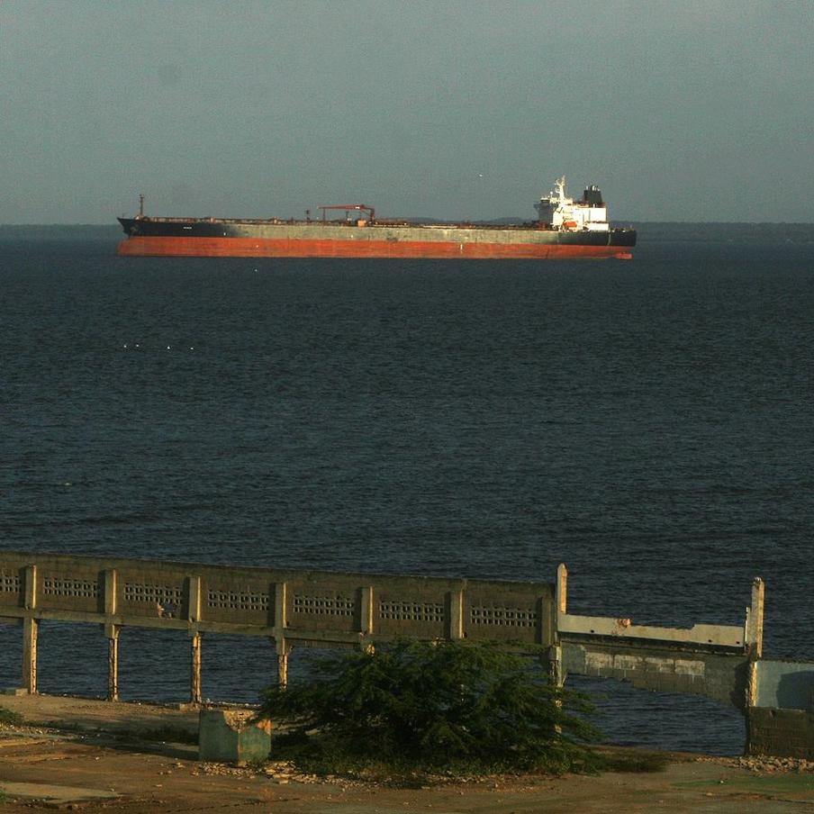 В Чёрном море дроном атакован следовавший в Новороссийск нефтяной танкер. Третий якобы входящий в "теневой флот" России нефтетанкер подвергся атаке беспилотника в Чёрном море. Ранее США сообщали о захвате двух подобных кораблей в международных водах