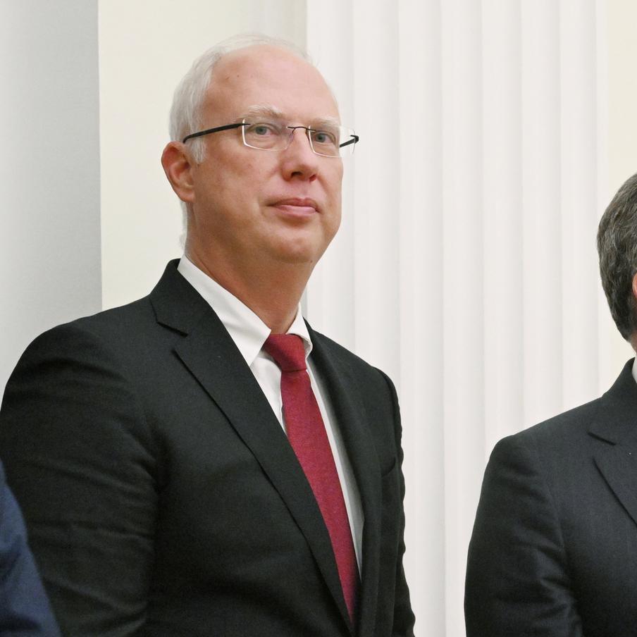 Представители Трампа передали главе РФПИ Дмитриеву мирный план по Украине. Спецпредставитель президента России Кирилл Дмитриев встретился с американскими дипломатами Уиткоффом и Кушнером в Париже. На встрече российским переговорщиком был получен согласованный план по Украине