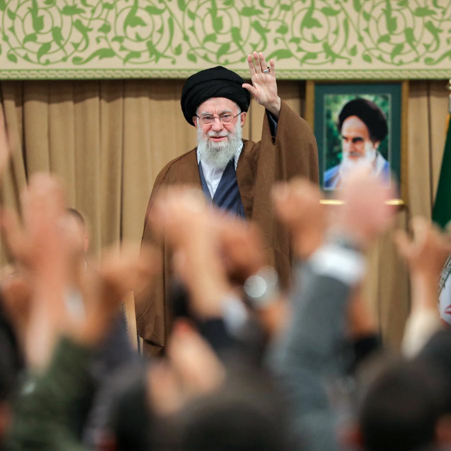 Руководство Ирана планирует сбежать в Москву на фоне усиливающихся протестов. Верховный лидер Ирана аятолла Али Хаменеи рассматривает возможность бегства в Москву из охваченной антиправительственными протестами страны. По информации протестующих, есть случаи перехода на их сторону полиции