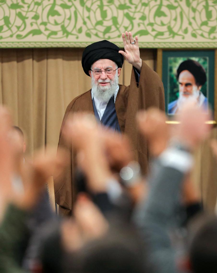 Руководство Ирана планирует сбежать в Москву на фоне усиливающихся протестов. Верховный лидер Ирана аятолла Али Хаменеи рассматривает возможность бегства в Москву из охваченной антиправительственными протестами страны. По информации протестующих, есть случаи перехода на их сторону полиции