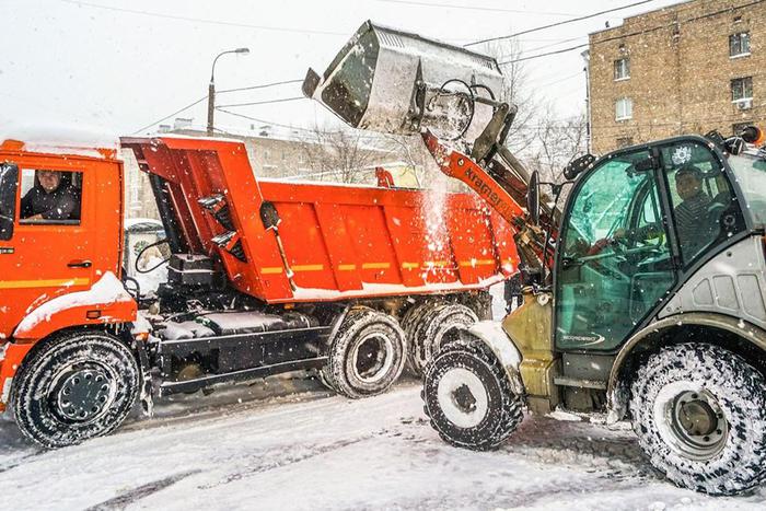 Городские службы ликвидируют последствия мощного снегопада в Москве