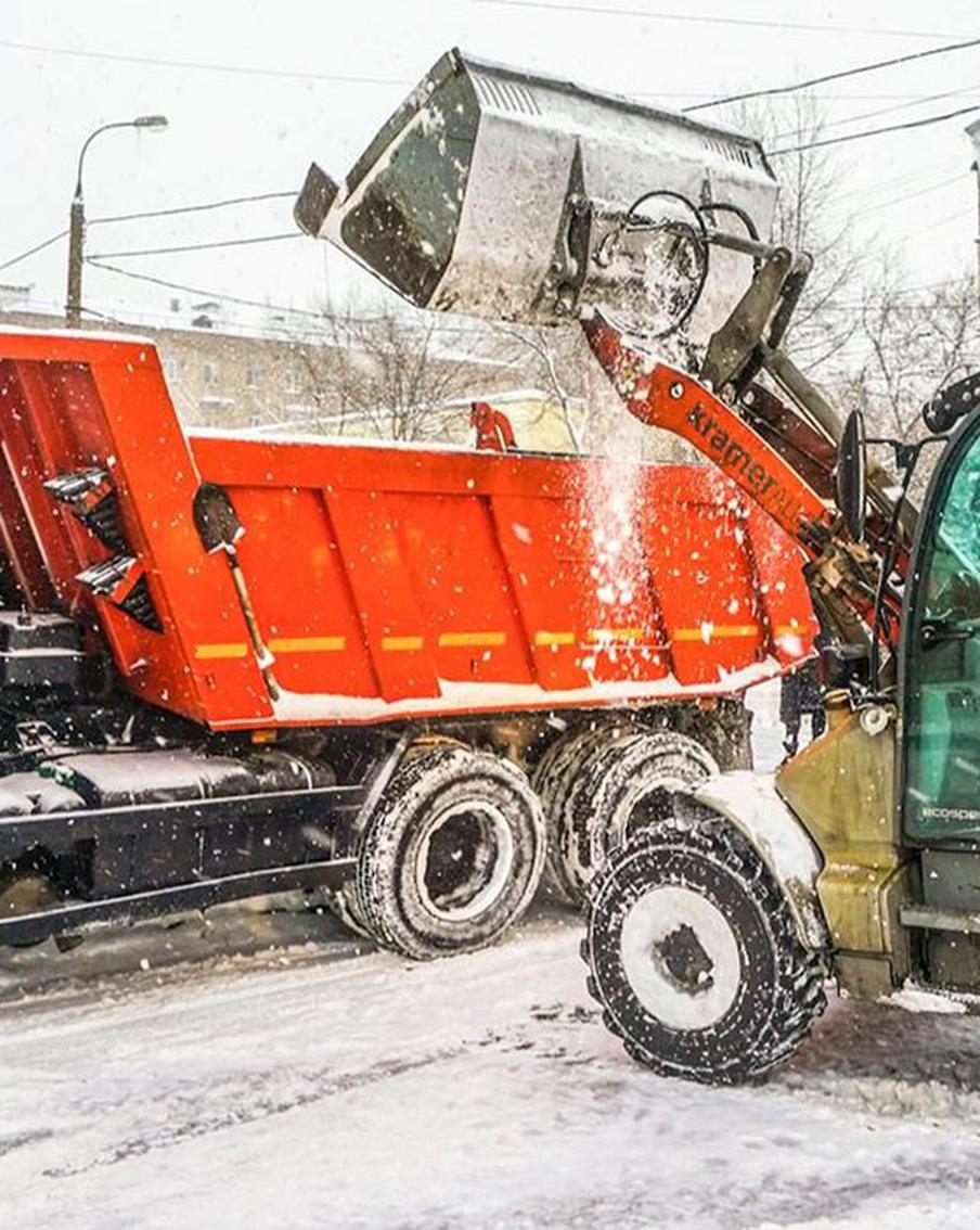 Городские службы ликвидируют последствия мощного снегопада в Москве
