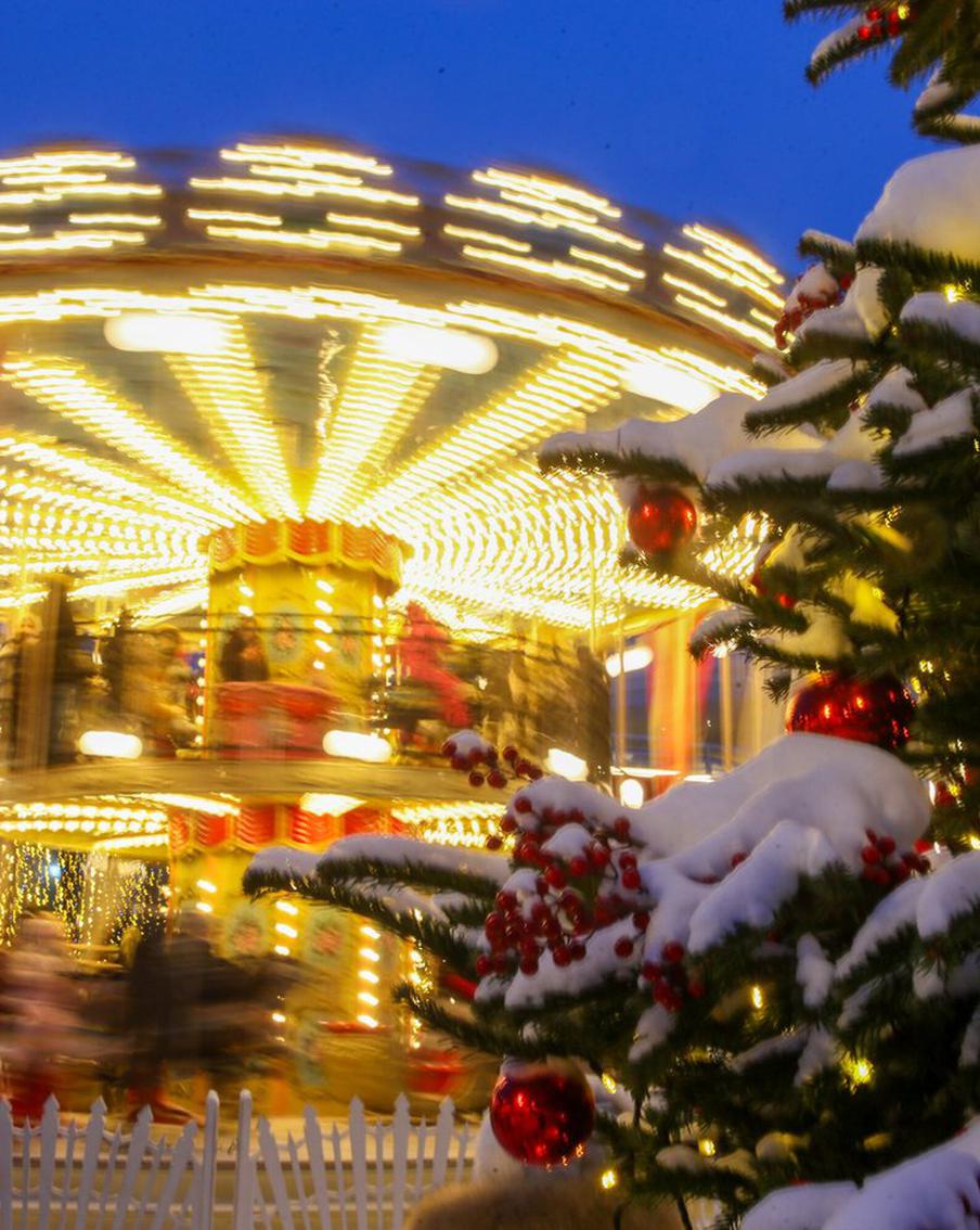 Московские парки перенесли все мероприятия из-за продолжающейся непогоды. Продолжающийся в Москве уже вторые сутки снегопад стал причиной переноса всех уличных мероприятий на территории столичных парков. Это сделано для обеспечения безопасности посетителей площадок