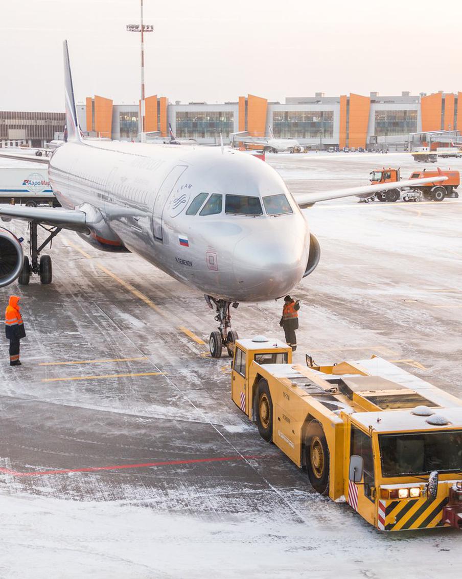 Около 200 рейсов задержано или отменено в аэропортах Москвы из-за снегопада. В столичных аэропортах из-за серьёзной непогоды, вызванной циклоном "Фрэнсис", задержано или отменено около 200 авиарейсов