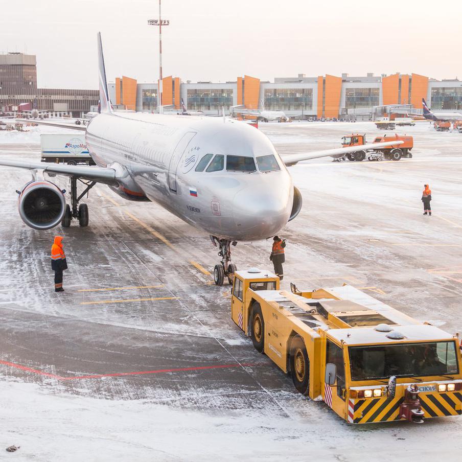 Около 200 рейсов задержано или отменено в аэропортах Москвы из-за снегопада. В столичных аэропортах из-за серьёзной непогоды, вызванной циклоном "Фрэнсис", задержано или отменено около 200 авиарейсов