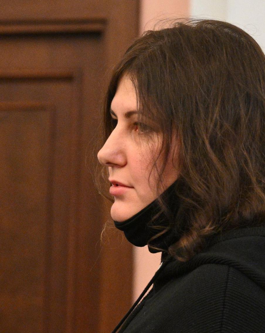 Лариса Долина не явилась на передачу ключей от квартиры Полине Лурье. Российская певица Лариса Долина не пришла на запланированную встречу с Полиной Лурье. В ходе неё артистка должна была передать новой собственнице ключи от квартиры