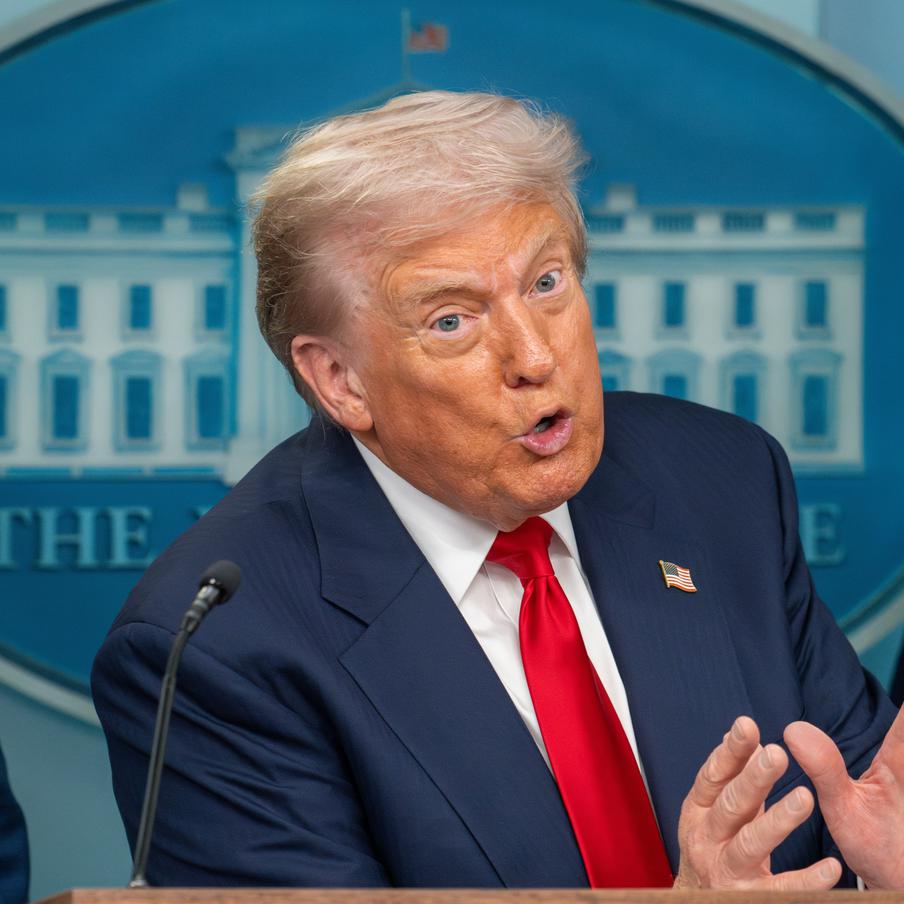 Дональд Трамп рассказал, как США вернут себе потраченные на Украину деньги. Американский президент назвал один из вошедших в мирную сделку по Украине пунктов, который позволит Вашингтону вернуть потраченные на поддержку Киева деньги