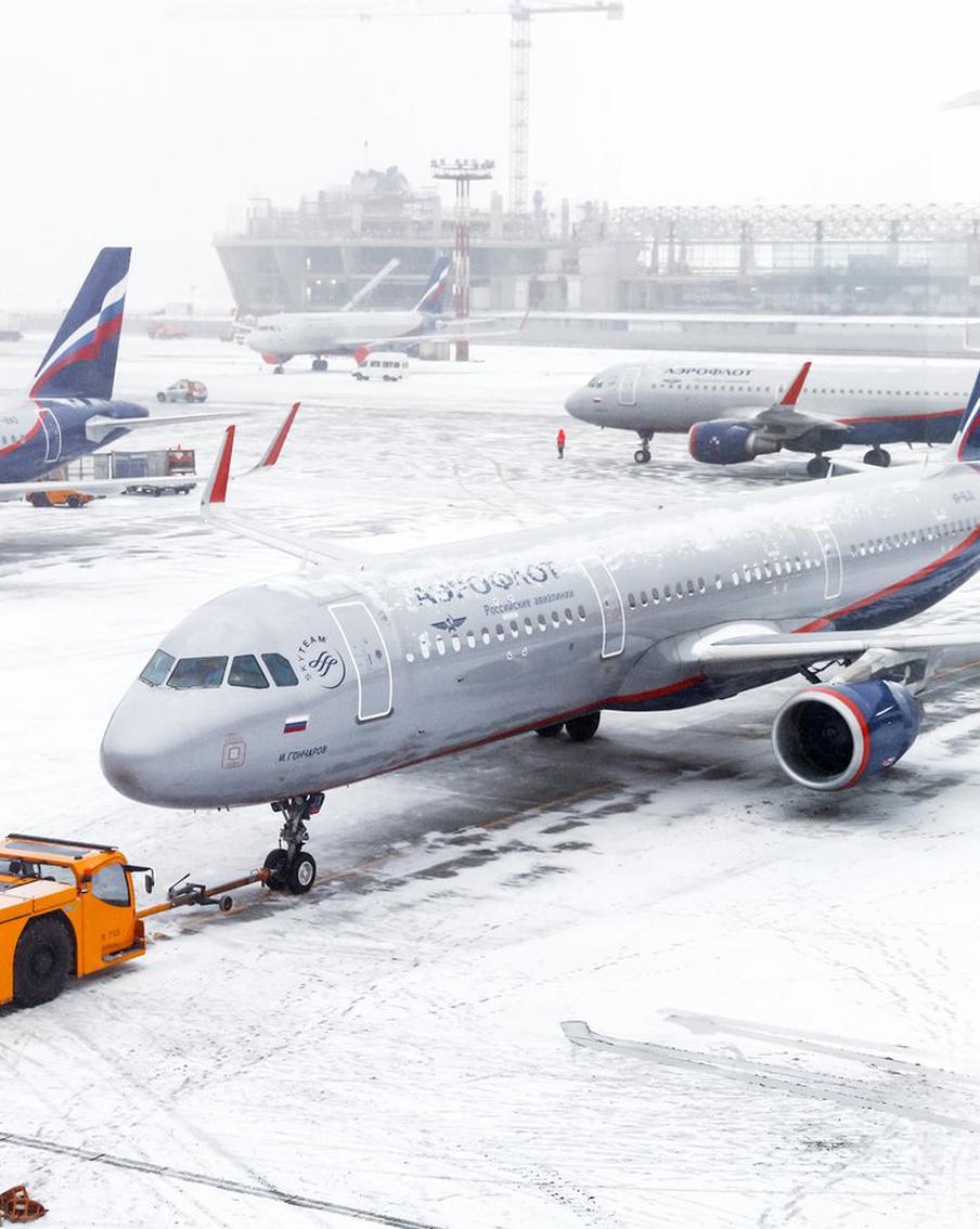 В Шереметьево продлили ограничения на приём прилетающих в столицу самолётов. Столичный аэропорт Шереметьево перенёс снятие ограничений на приём прилетающих в Москву самолётов. Теперь они должны будут перестать действовать в 10 утра по столичному времени