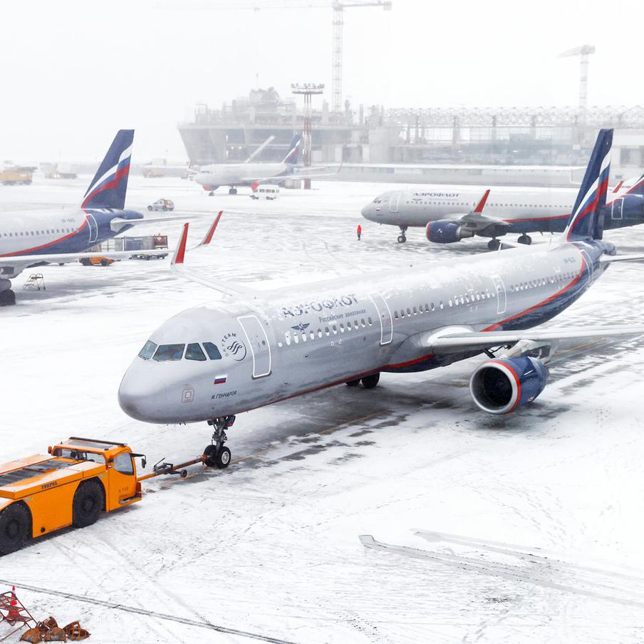 В Шереметьево продлили ограничения на приём прилетающих в столицу самолётов. Столичный аэропорт Шереметьево перенёс снятие ограничений на приём прилетающих в Москву самолётов. Теперь они должны будут перестать действовать в 10 утра по столичному времени