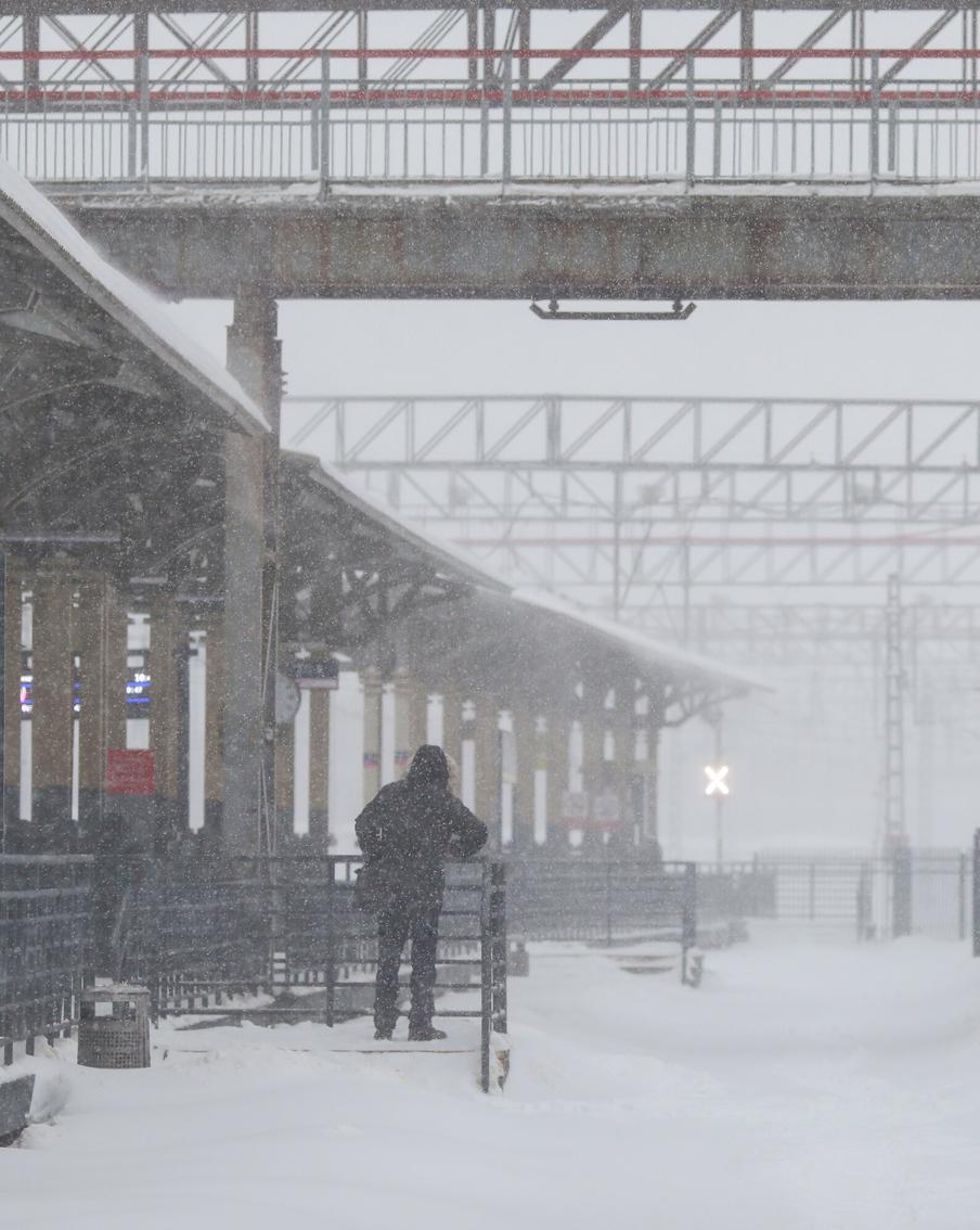 В Гидрометцентре рассказали, когда в Москве закончится аномальный снегопад. Вызванный циклоном "Фрэнсис" аномально долгий снегопад завершится в столице к 9 утра 10 января. Он продолжался в Москве два дня