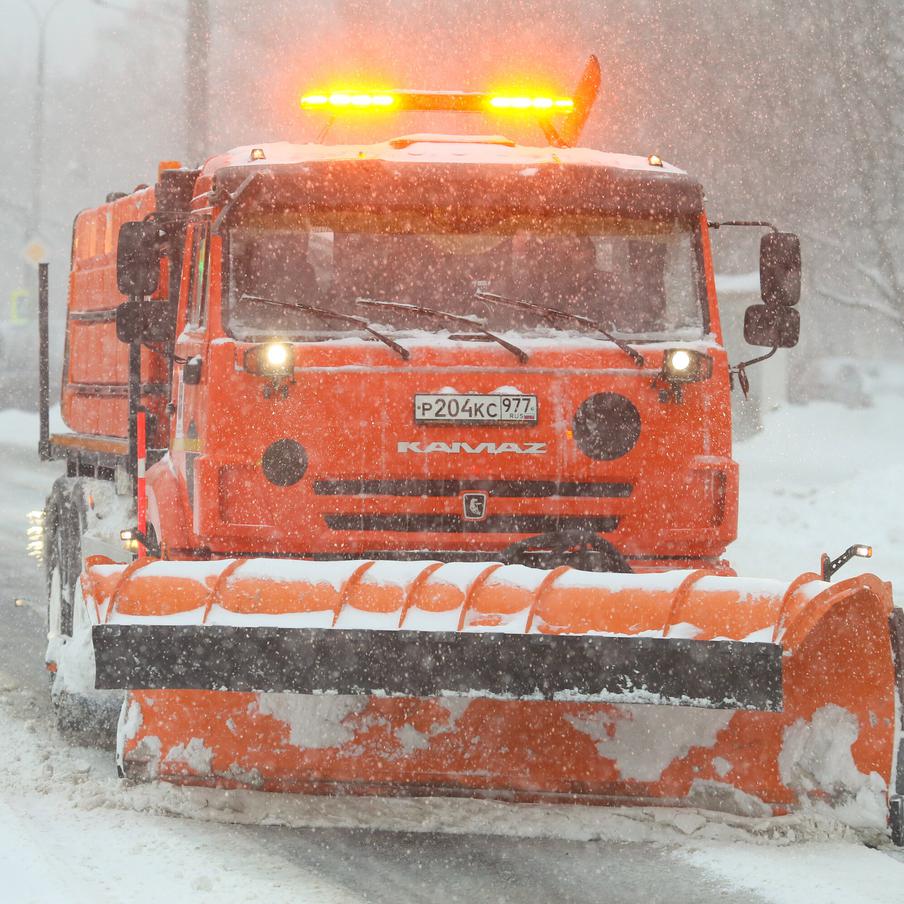 В Москве организована круглосуточная уборка снега. Столичные городские службы предпринимают все необходимые меры для оперативной ликвидации последствий прошедшего в Москве снегопада