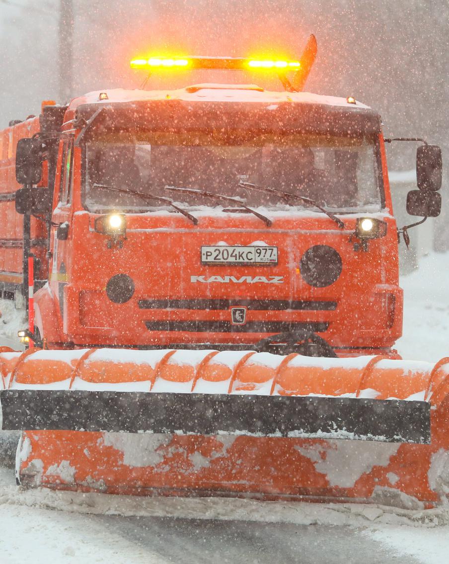 В Москве организована круглосуточная уборка снега. Столичные городские службы предпринимают все необходимые меры для оперативной ликвидации последствий прошедшего в Москве снегопада