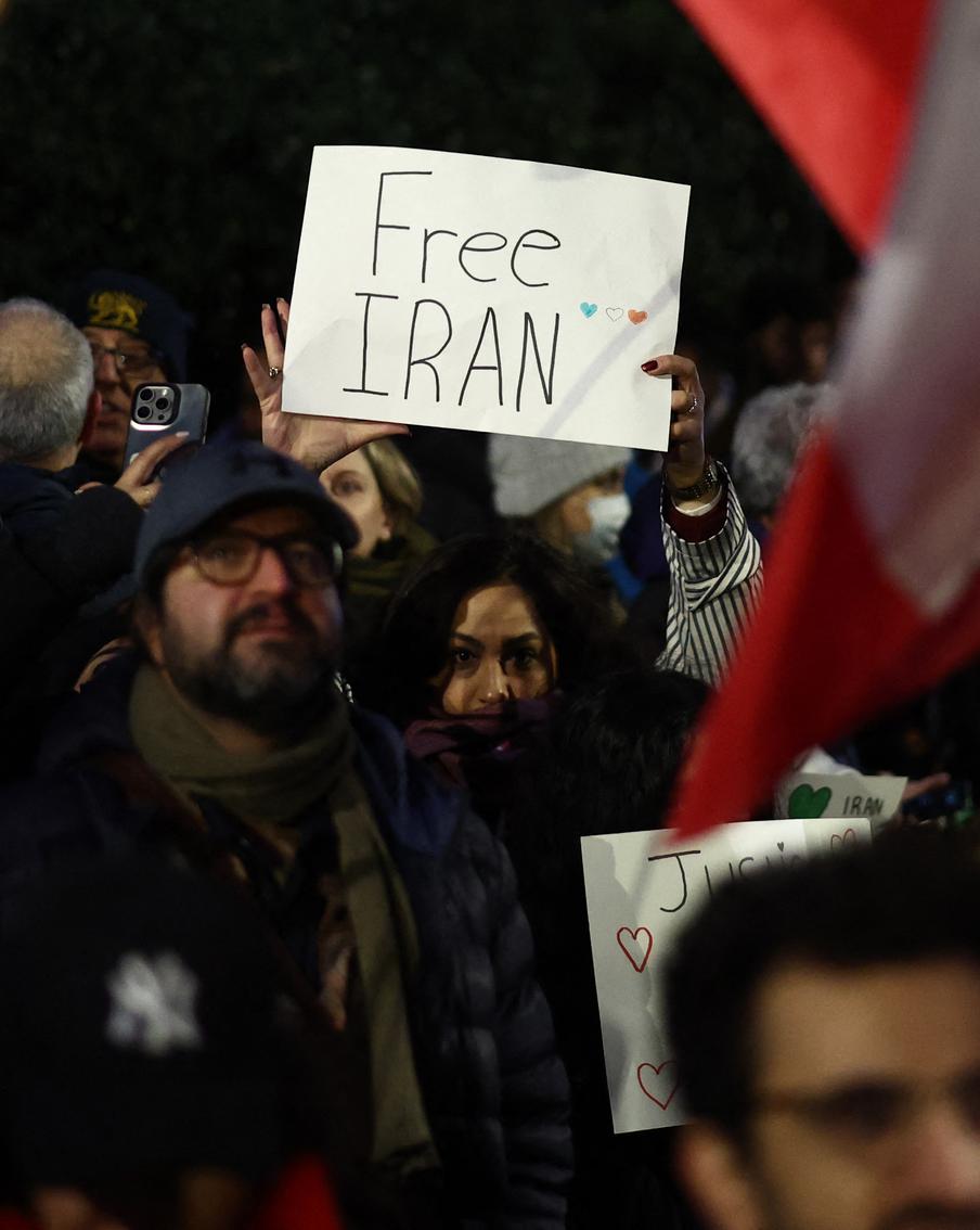 Более 200 человек могли погибнуть в ходе продолжающихся протестов в Иране. Жертвами охвативших Иран антиправительственных протестов могли стать 217 человек. При этом сколько именно пострадало представителей правоохранительных органов, неизвестно