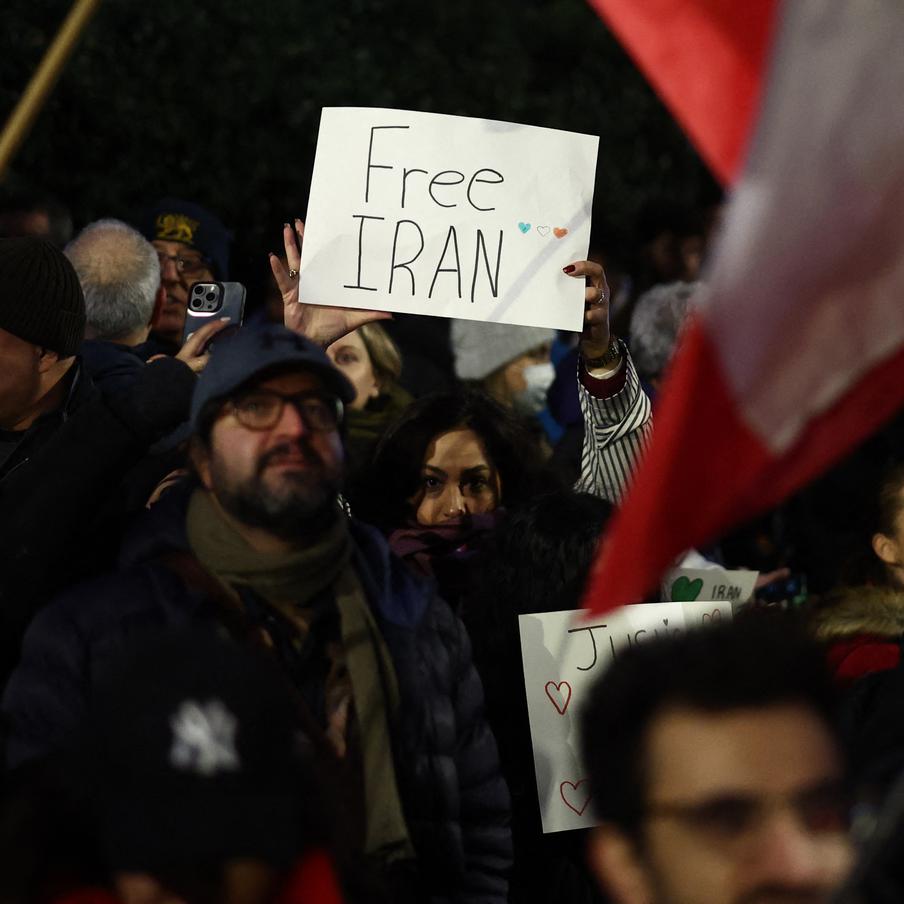 Более 200 человек могли погибнуть в ходе продолжающихся протестов в Иране. Жертвами охвативших Иран антиправительственных протестов могли стать 217 человек. При этом сколько именно пострадало представителей правоохранительных органов, неизвестно