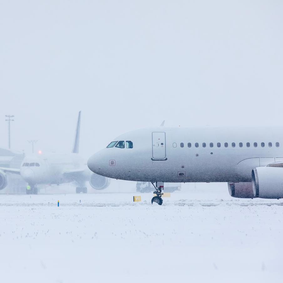 Около 50 рейсов задерживаются в Пулково из-за циклона в Санкт-Петербурге. Парализовавшая на несколько дней авиасообщение в Москве непогода пришла и в Санкт-Петербург. В аэропорту Пулково из-за циклона начались массовые задержки рейсов