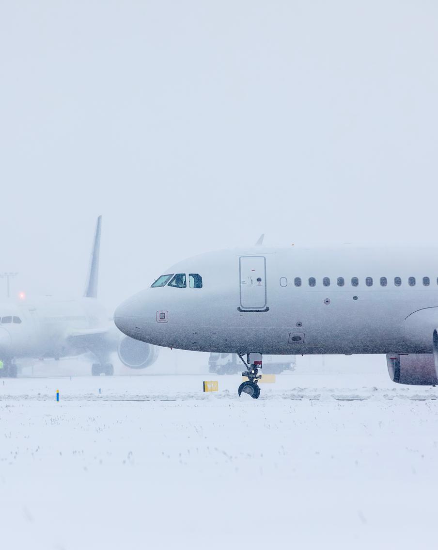 Около 50 рейсов задерживаются в Пулково из-за циклона в Санкт-Петербурге. Парализовавшая на несколько дней авиасообщение в Москве непогода пришла и в Санкт-Петербург. В аэропорту Пулково из-за циклона начались массовые задержки рейсов