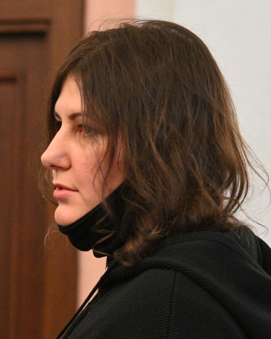 Стали известны подробности срыва передачи ключей Долиной от квартиры Лурье. Адвокат Полины Лурье заявила, что встреча старой и новой владелиц квартиры в Хамовниках не состоялась из-за допущенных в акте приёма-передачи недвижимости ошибок. Кроме того, доверенное лицо Долиной не имело нужных полномочий