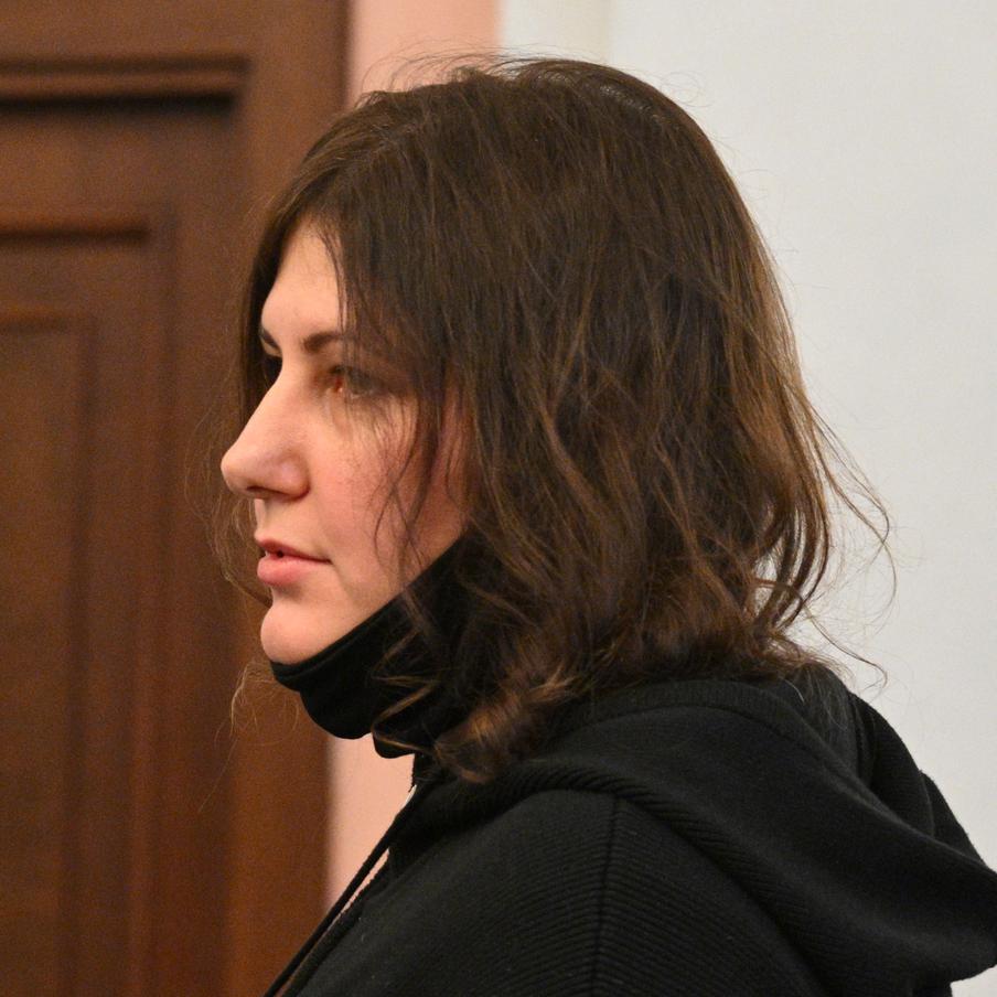 Стали известны подробности срыва передачи ключей Долиной от квартиры Лурье. Адвокат Полины Лурье заявила, что встреча старой и новой владелиц квартиры в Хамовниках не состоялась из-за допущенных в акте приёма-передачи недвижимости ошибок. Кроме того, доверенное лицо Долиной не имело нужных полномочий