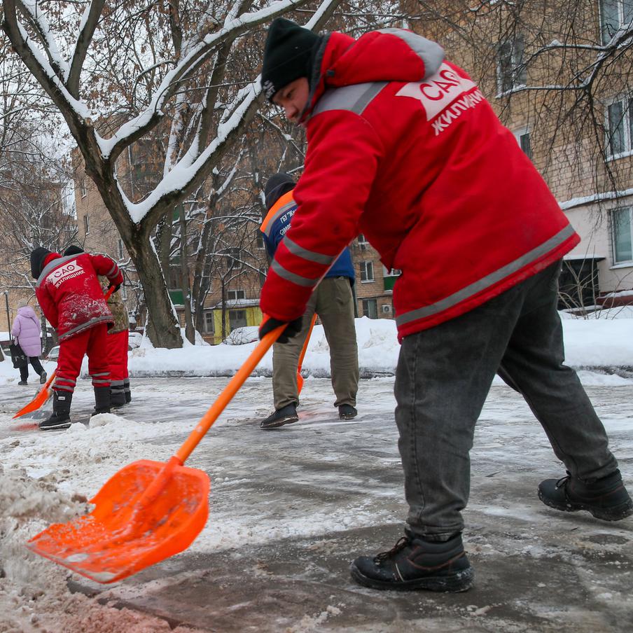 Столичная прокуратура взяла на контроль уборку снега в Москве из-за снегопада. Прокуратура Москвы контролирует уборку последствий сильного снегопада, который продолжался в столице более двух суток. Это связано с необходимостью оперативно избавляться от последствий непогоды