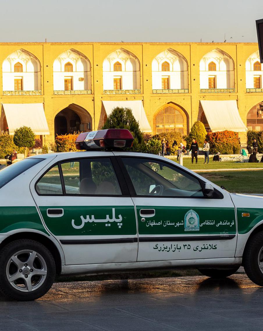 Власти Ирана пригрозили протестующим смертной казнью за участие в митингах. В случае участия простых иранцев в антиправительственных выступлениях им будет грозить смертная казнь как военным преступникам. Такое распоряжение выпустили власти страны