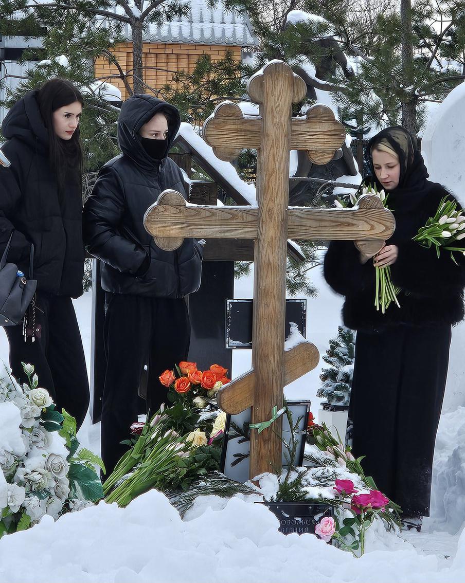 Родные у могилы Евгении Добровольской на Троекуровском кладбище.