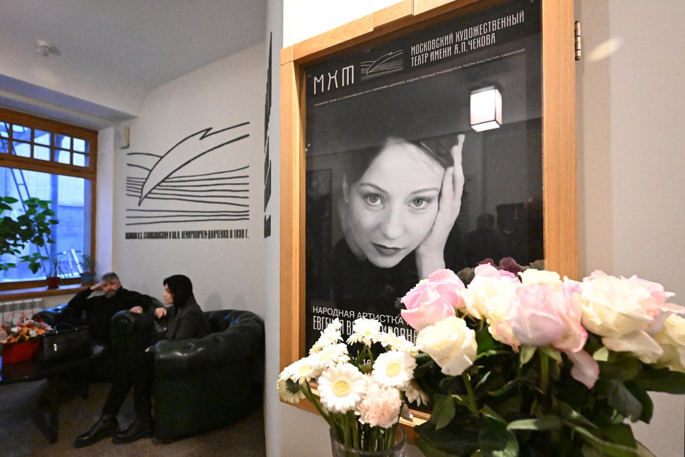 Будем откапывать: родные Евгении Добровольской пришли на кладбище с лопатой