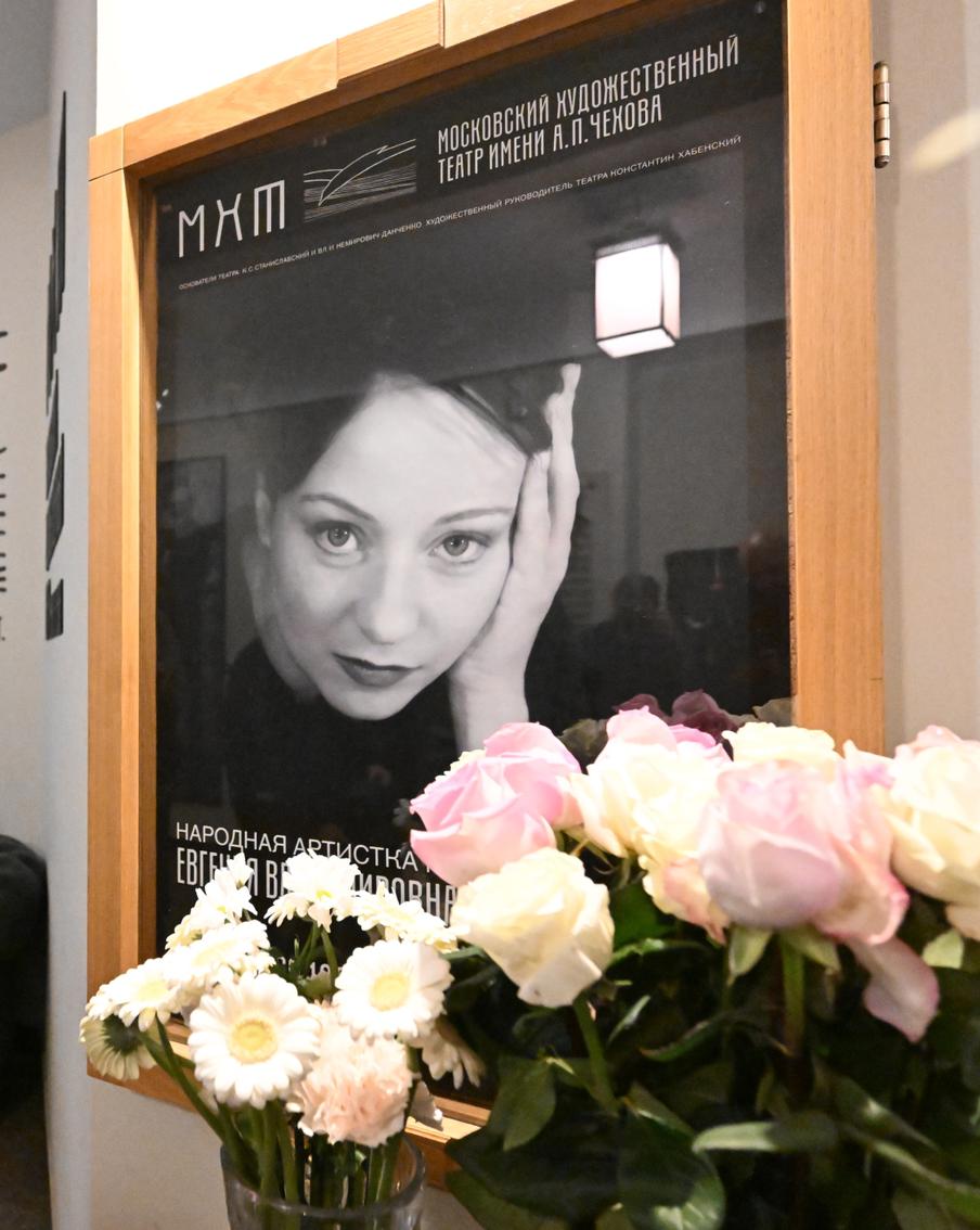 Будем откапывать: родные Евгении Добровольской пришли на кладбище с лопатой