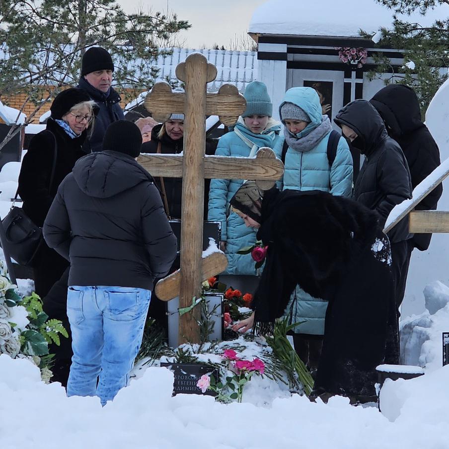 На могиле Евгении Добровольской совершили литию.