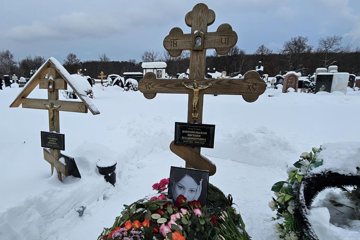 Могилы Евгении Добровольской на Троекуровском кладбище.
