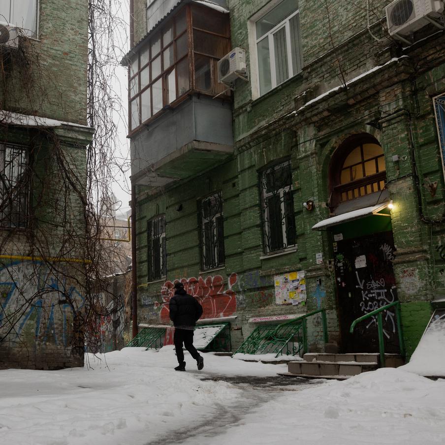 В Киеве ввели аварийные отключения систем коммунальных услуг и энергоснабжения. Водоснабжение и теплоснабжение было полностью прекращено в украинской столице. Также в Киеве были введены аварийные отключения электроэнергии