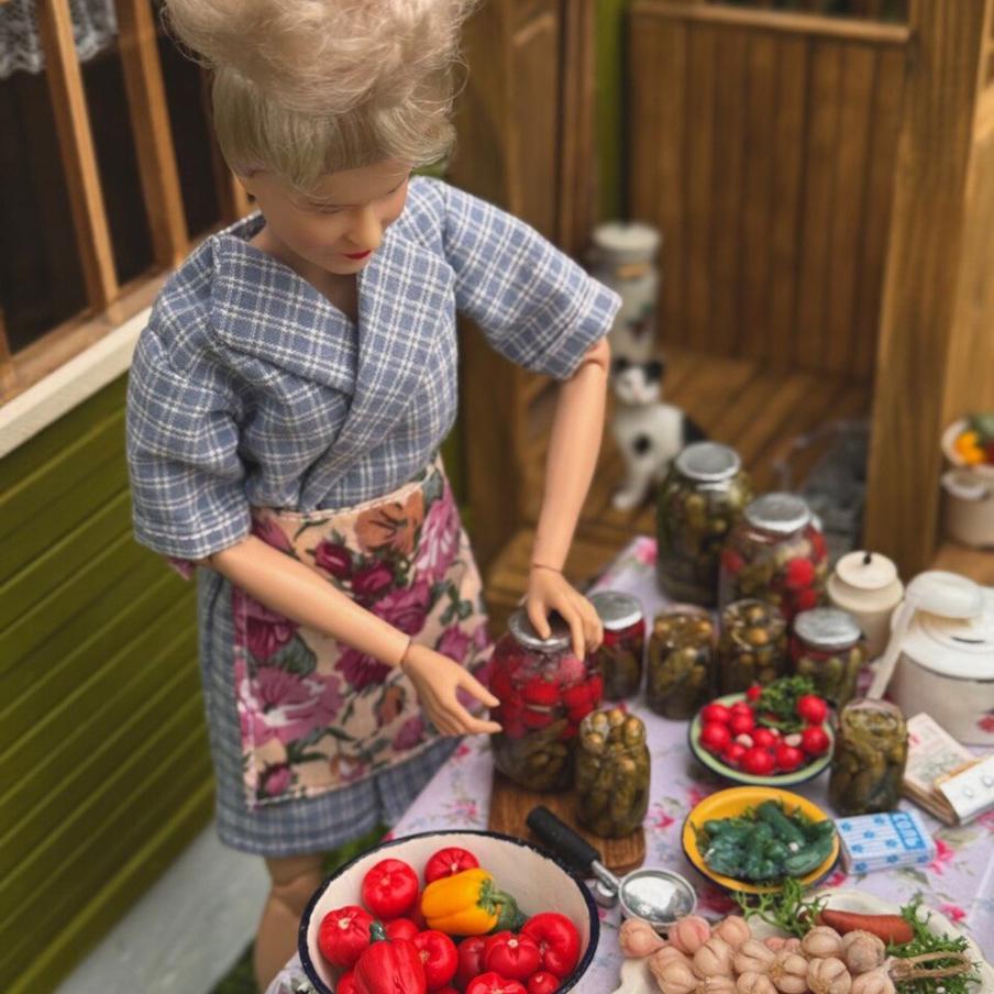 Бабушка делает закрутки.