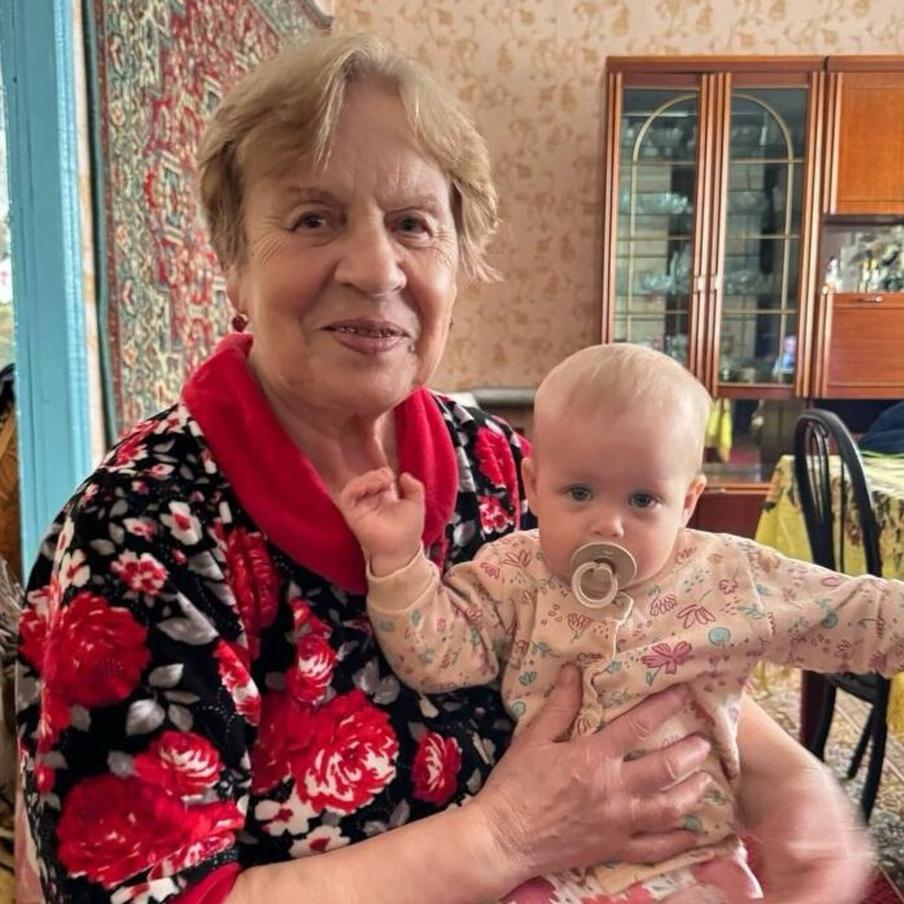 Бабушка Юлии Людмила с правнучкой на фоне стенки, которую в деталях воссоздала внучка.