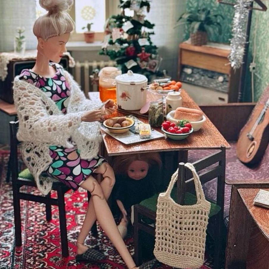 Кукольная бабушка, как и настоящая, без дела не сидит.