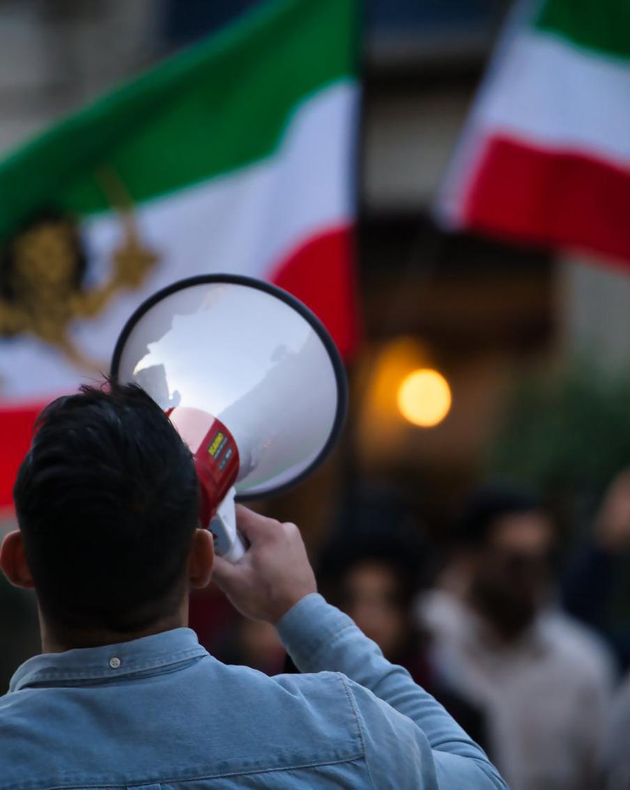 Иранские врачи заявили о нехватке мест в моргах из-за тел протестующих. В моргах Ирана якобы заканчивается место для размещения тел из-за большого количества погибших в ходе протестов. При этом точное количество пострадавших до сих пор неизвестно