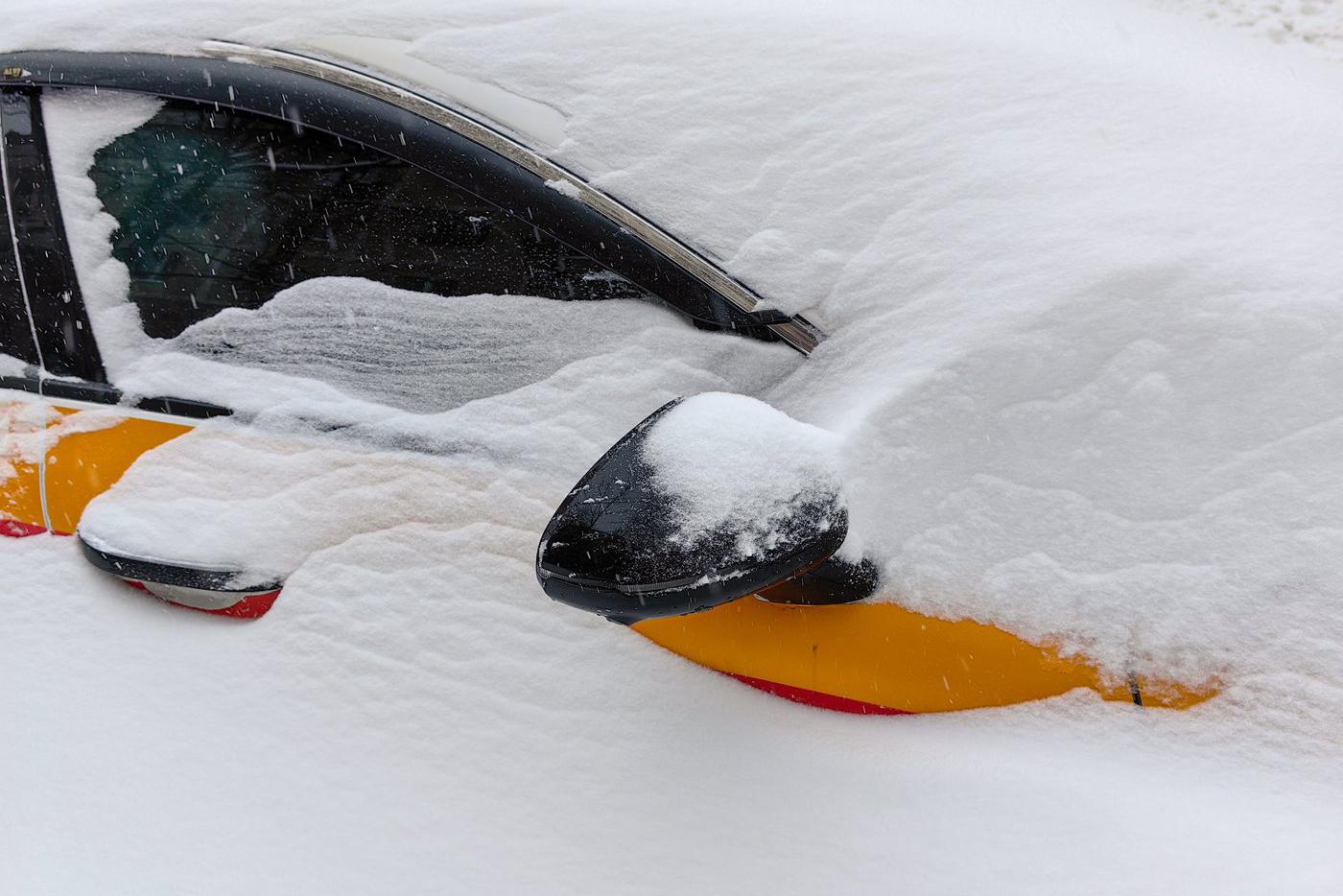 Нужен человек с лопатой.