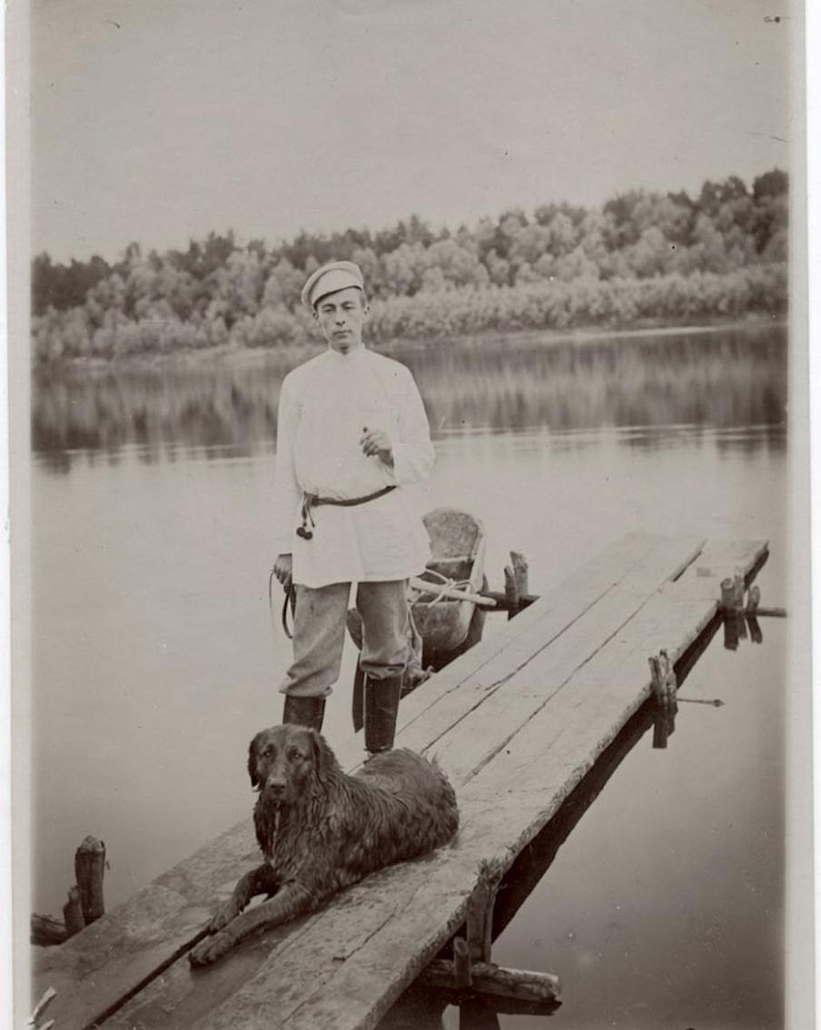 Сергей Рахманинов с собакой Левко. 1899 год.