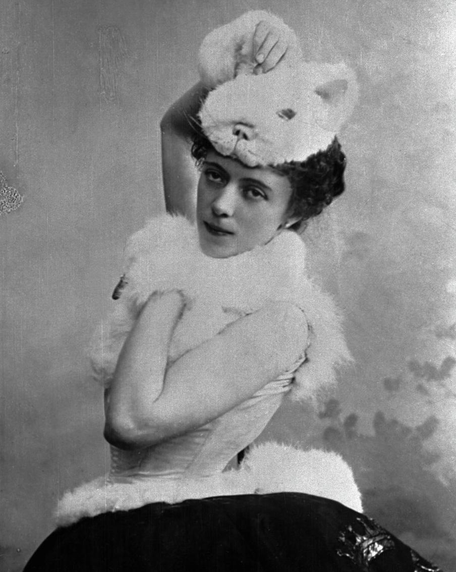 Балерина Ольга Преображенская в роли Белой кошечки в сцене из балета Петра Чайковского "Спящая красавица". 1900 год.