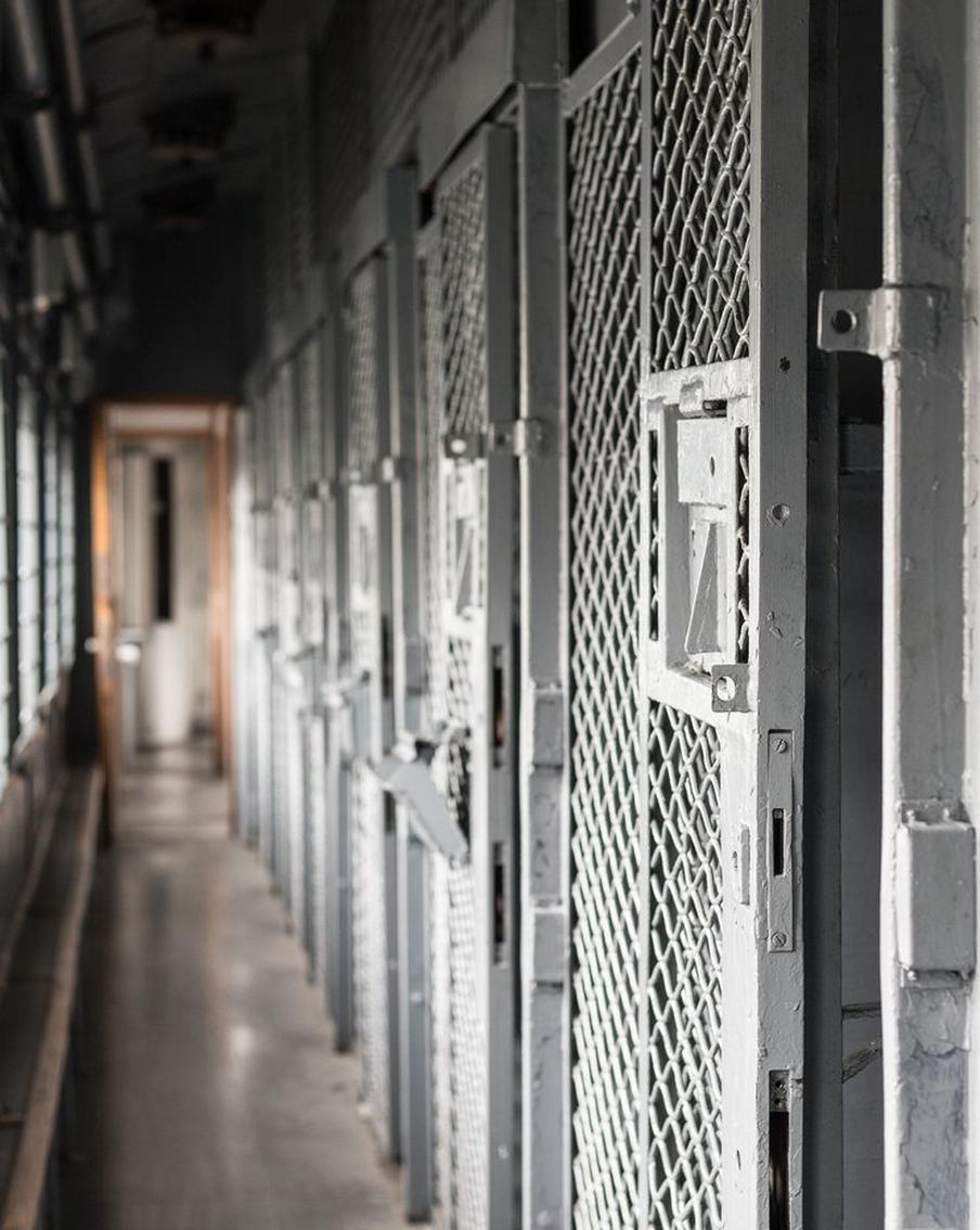 Приговор осуждённой за терроризм белгородской экс-чиновницы вступил в силу. Апелляционный военный суд, расположенный в городе Власихе Московской области, подтвердил законность приговора, вынесенного бывшей сотруднице администрации Белгородской области Виктории Шинкарук. Она была признана виновной в содействии террористической деятельности