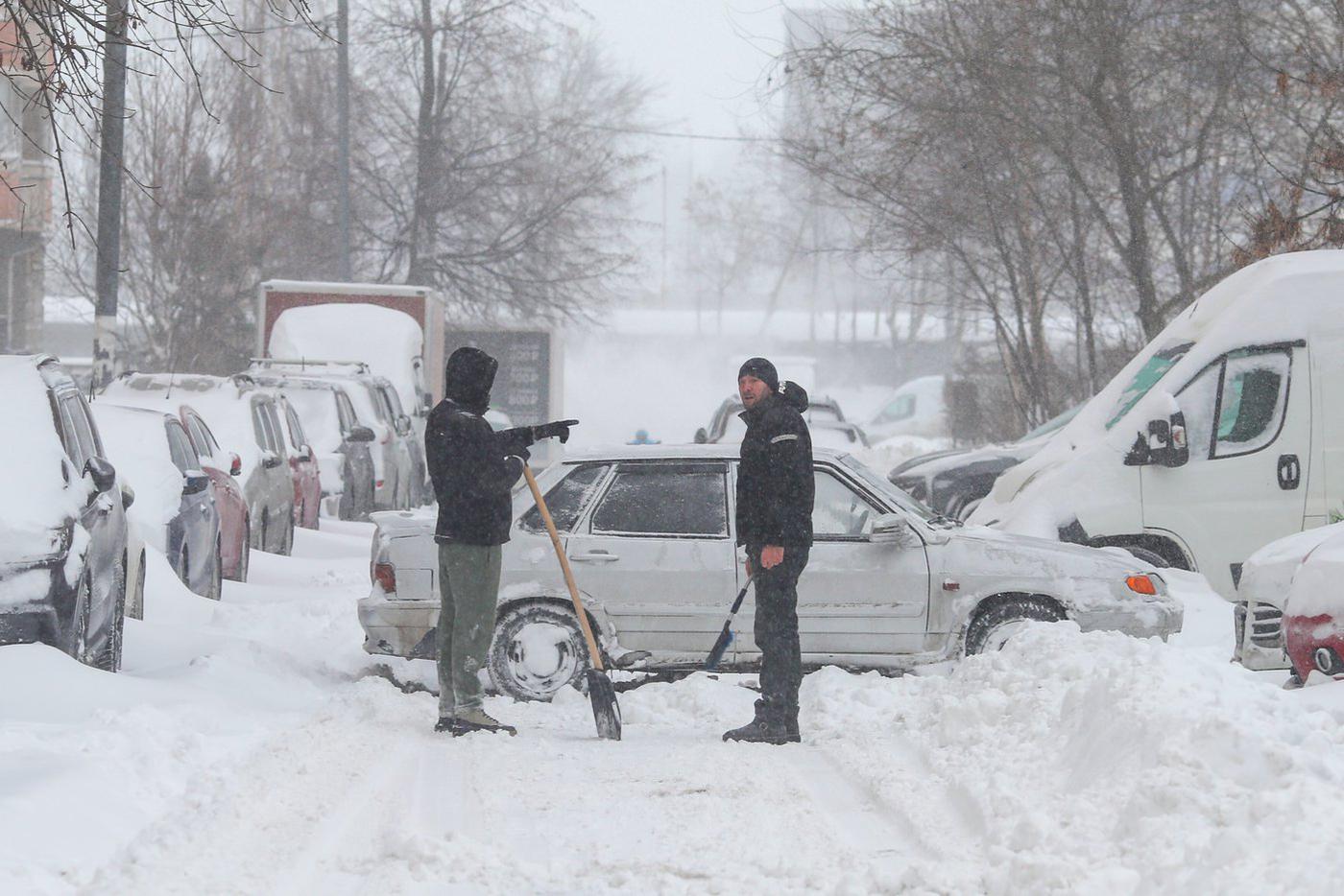 Работы по ликвидации снега в Москве продолжаются в круглосуточном режиме