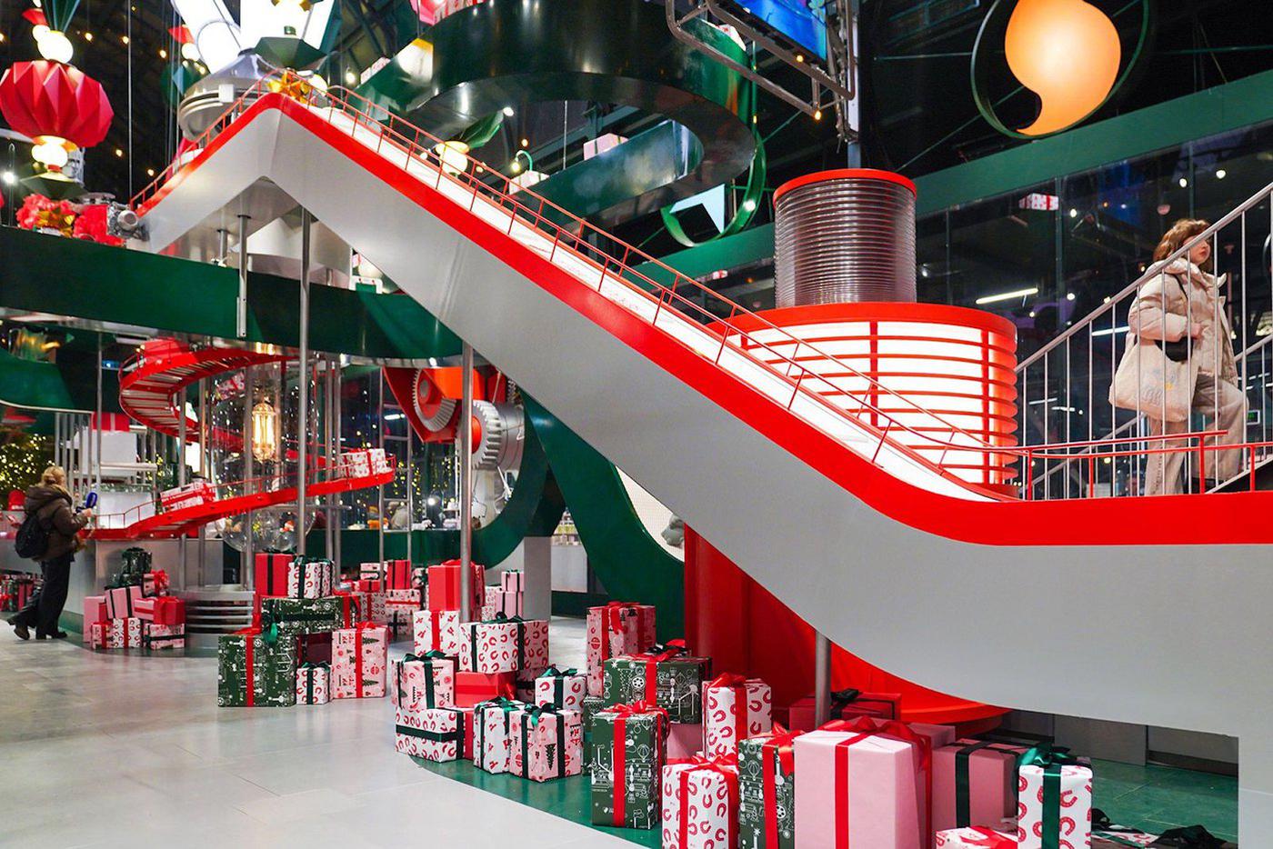 Арт-павильон "Фабрика подарков" на Болотной площади.