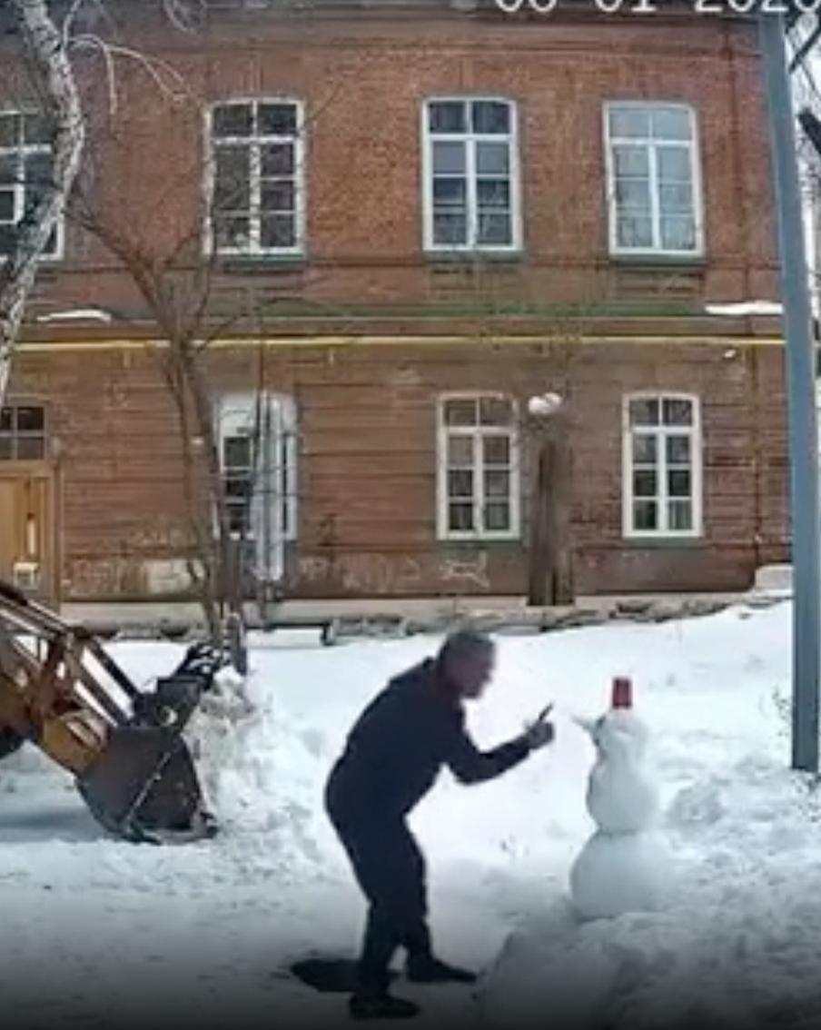 "Это самое милое видео этой зимы": Звиади Меладзе спас снеговика и стал "героем в тапках"
