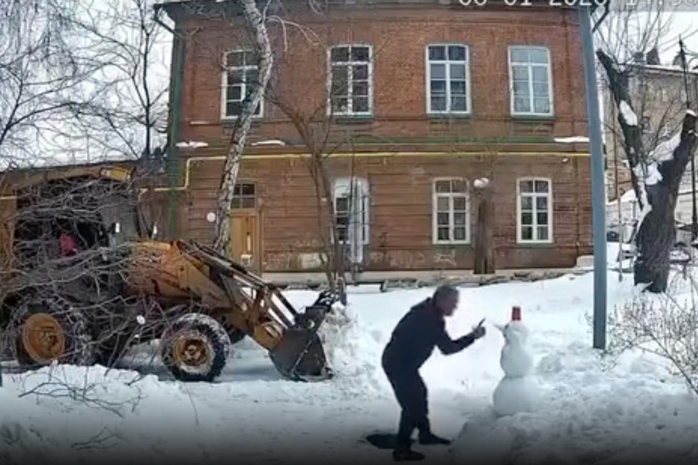 "Это самое милое видео этой зимы": Звиади Меладзе спас снеговика и стал "героем в тапках"