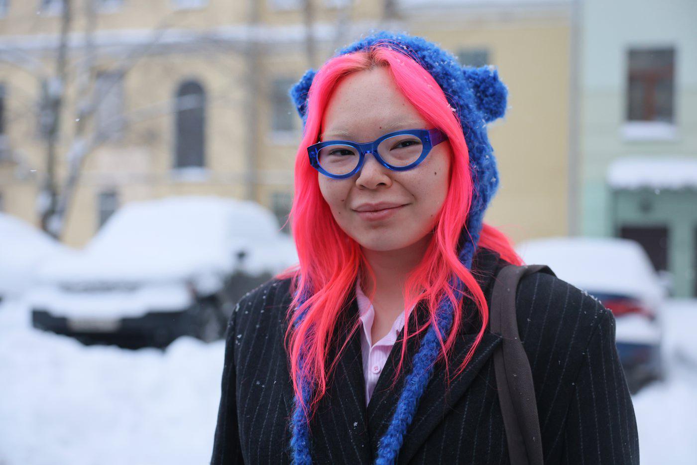 Художница Арюна Тардис сама преобразилась в ёлку на Новый год. 