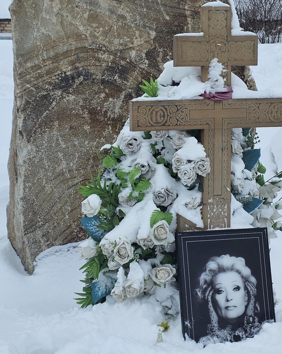 На могиле Светланы Светличной пока стоит простой деревянный крест. 